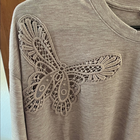 Cerule Short Sleeve Top with Lace Details - Picture 2 of 9